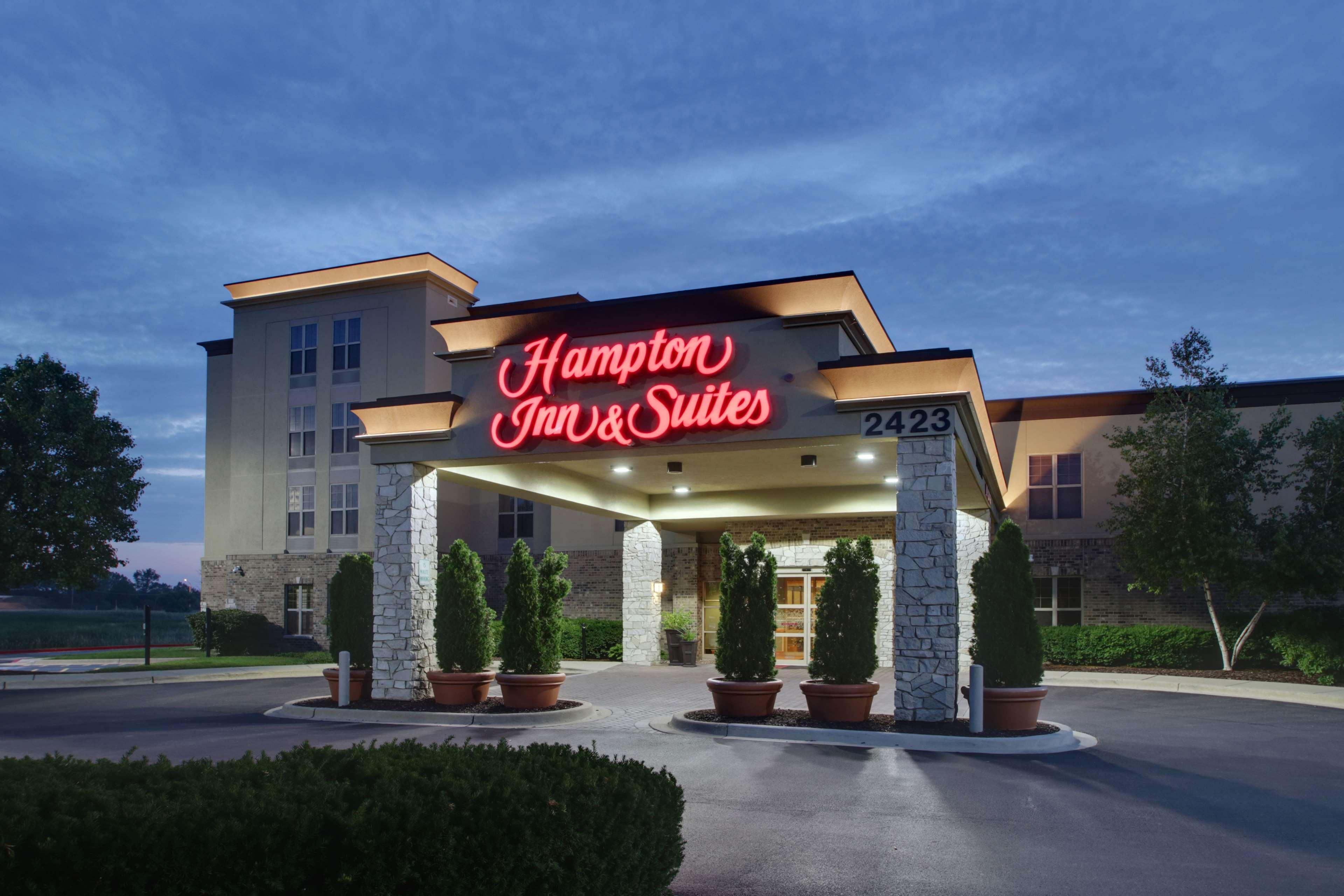 Hampton Inn & Suites Chicago/Aurora Exterior photo