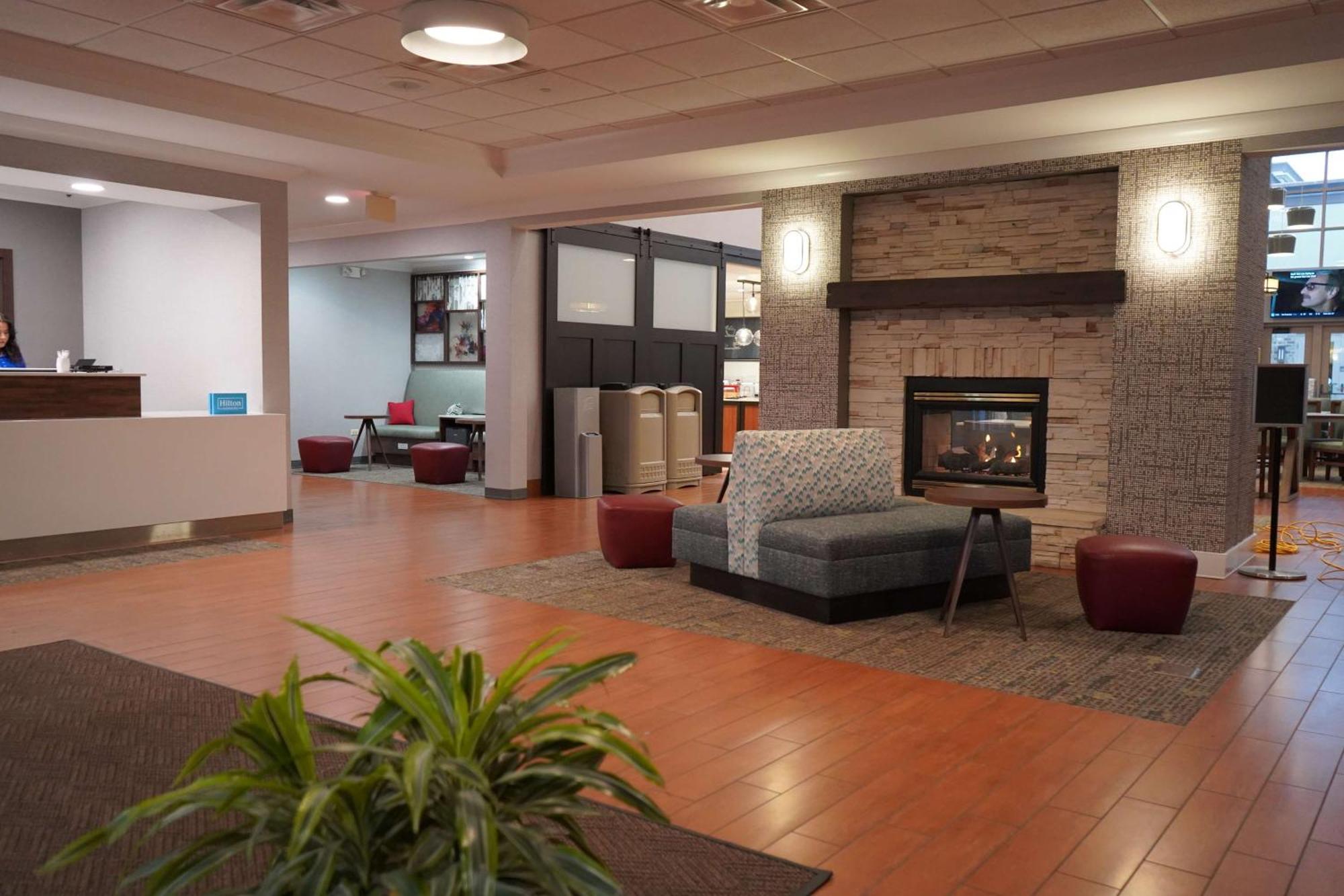 Hampton Inn & Suites Chicago/Aurora Exterior photo
