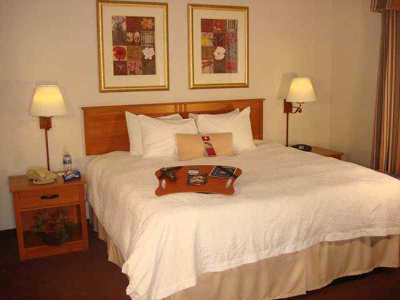 Hampton Inn & Suites Chicago/Aurora Exterior photo